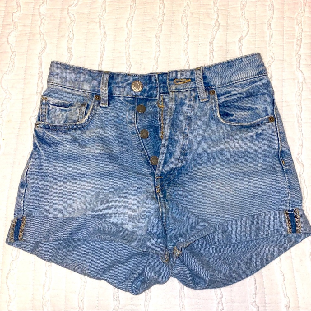 Light wash buttoned up XS high waisted jean shorts